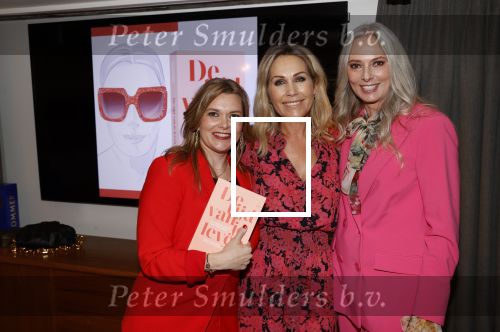 Amsterdam 11 oktober 2021
Boekpresentatie Petra v Bremen en Helene v Santen in hotel the Hoxton . Tanja Jess reikt het eerste boek uit.