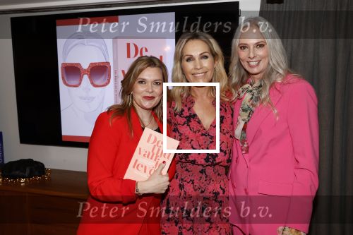 Amsterdam 11 oktober 2021
Boekpresentatie Petra v Bremen en Helene v Santen in hotel the Hoxton . Tanja Jess reikt het eerste boek uit.