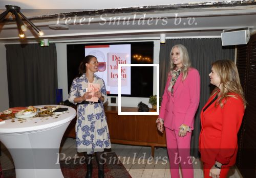 Amsterdam 11 oktober 2021
Boekpresentatie Petra v Bremen en Helene v Santen in hotel the Hoxton . Tanja Jess reikt het eerste boek uit.