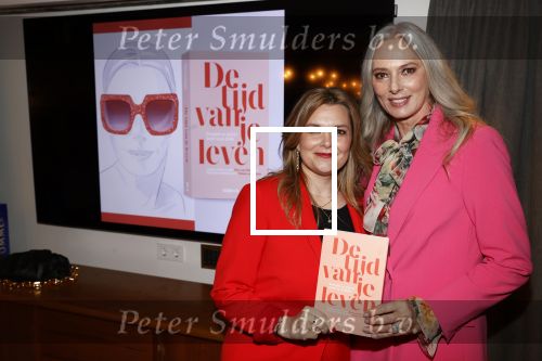 Amsterdam 11 oktober 2021
Boekpresentatie Petra v Bremen en Helene v Santen in hotel the Hoxton . Tanja Jess reikt het eerste boek uit.
