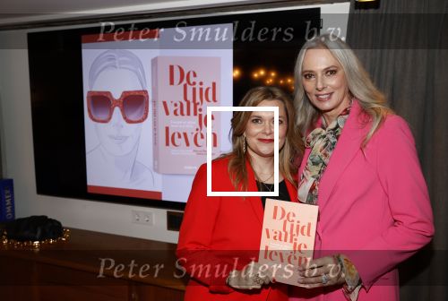 Amsterdam 11 oktober 2021
Boekpresentatie Petra v Bremen en Helene v Santen in hotel the Hoxton . Tanja Jess reikt het eerste boek uit.