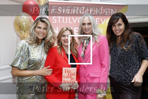 Amsterdam 11 oktober 2021
Boekpresentatie Petra v Bremen en Helene v Santen in hotel the Hoxton . Tanja Jess reikt het eerste boek uit. Kirsten Schilder en Kim Kotter