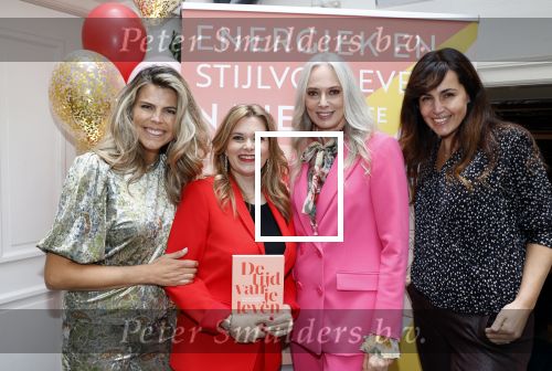 Amsterdam 11 oktober 2021
Boekpresentatie Petra v Bremen en Helene v Santen in hotel the Hoxton . Tanja Jess reikt het eerste boek uit. Kirsten Schilder en Kim Kotter