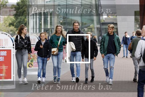 Amsterdam 2 september 2021
Pieter v d Hoogenband en zijn vrouw Marie Jose met hun beider kinderen in amsterdam.