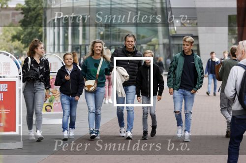 Amsterdam 2 september 2021
Pieter v d Hoogenband en zijn vrouw Marie Jose met hun beider kinderen in amsterdam.