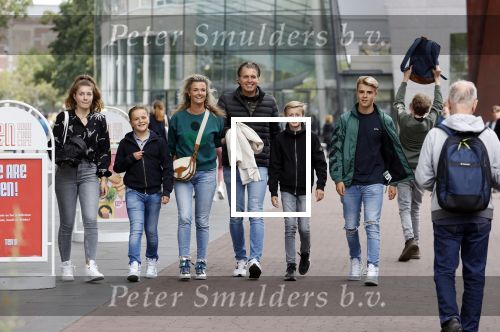 Amsterdam 2 september 2021
Pieter v d Hoogenband en zijn vrouw Marie Jose met hun beider kinderen in amsterdam.
