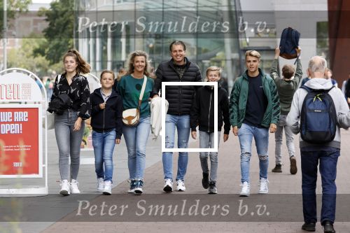 Amsterdam 2 september 2021
Pieter v d Hoogenband en zijn vrouw Marie Jose met hun beider kinderen in amsterdam.