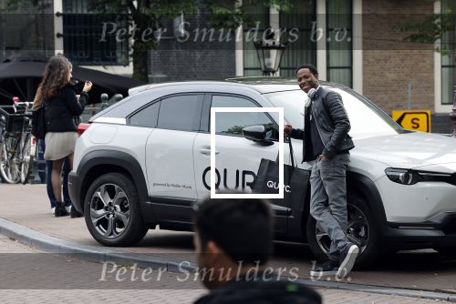 Amsterdam 2 oktober 2021
Patrick Kluivert zijn vrouw Rosanna Nino Wilkes zijn aandeelhouder in het sneakermerk Qurk. De schoenen worden van kurk gemaakt. De winkel zit in de 9 straatjes.