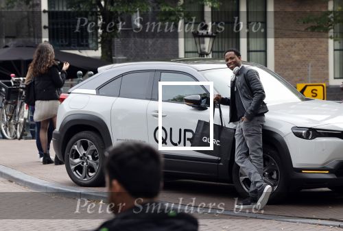 Amsterdam 2 oktober 2021
Patrick Kluivert zijn vrouw Rosanna Nino Wilkes zijn aandeelhouder in het sneakermerk Qurk. De schoenen worden van kurk gemaakt. De winkel zit in de 9 straatjes.