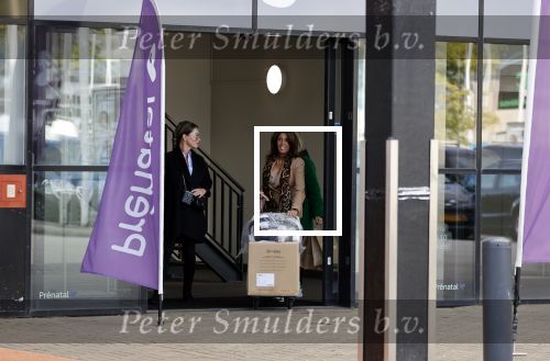 Amsterdam 7 oktober 2021
Rachel Hazes , Sarah v Soelen en haar moeder Rebecca v Soelen bij de prenetal babywinkel in Amstedam zuid oost.