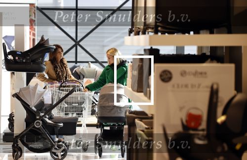 Amsterdam 7 oktober 2021
Rachel Hazes , Sarah v Soelen en haar moeder Rebecca v Soelen bij de prenetal babywinkel in Amstedam zuid oost.