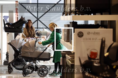 Amsterdam 7 oktober 2021
Rachel Hazes , Sarah v Soelen en haar moeder Rebecca v Soelen bij de prenetal babywinkel in Amstedam zuid oost.