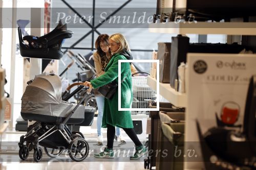 Amsterdam 7 oktober 2021
Rachel Hazes , Sarah v Soelen en haar moeder Rebecca v Soelen bij de prenetal babywinkel in Amstedam zuid oost.