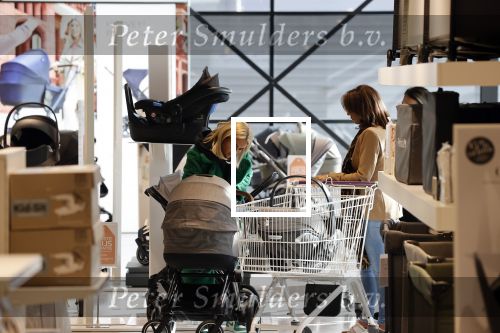 Amsterdam 7 oktober 2021
Rachel Hazes , Sarah v Soelen en haar moeder Rebecca v Soelen bij de prenetal babywinkel in Amstedam zuid oost.