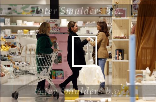 Amsterdam 7 oktober 2021
Rachel Hazes , Sarah v Soelen en haar moeder Rebecca v Soelen bij de prenetal babywinkel in Amstedam zuid oost.