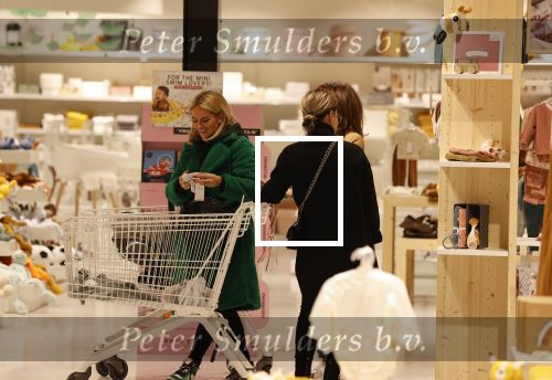 Amsterdam 7 oktober 2021
Rachel Hazes , Sarah v Soelen en haar moeder Rebecca v Soelen bij de prenetal babywinkel in Amstedam zuid oost.