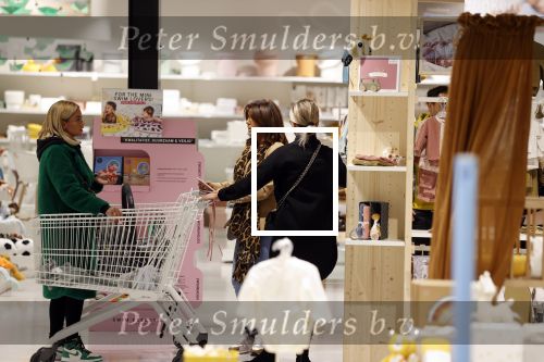 Amsterdam 7 oktober 2021
Rachel Hazes , Sarah v Soelen en haar moeder Rebecca v Soelen bij de prenetal babywinkel in Amstedam zuid oost.