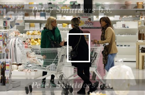Amsterdam 7 oktober 2021
Rachel Hazes , Sarah v Soelen en haar moeder Rebecca v Soelen bij de prenetal babywinkel in Amstedam zuid oost.