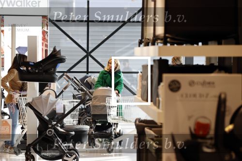 Amsterdam 7 oktober 2021
Rachel Hazes , Sarah v Soelen en haar moeder Rebecca v Soelen bij de prenetal babywinkel in Amstedam zuid oost.
