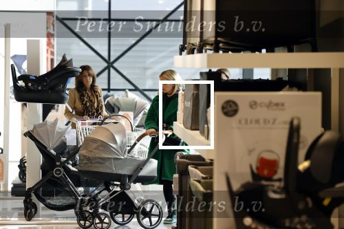 Amsterdam 7 oktober 2021
Rachel Hazes , Sarah v Soelen en haar moeder Rebecca v Soelen bij de prenetal babywinkel in Amstedam zuid oost.