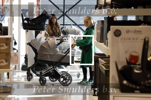 Amsterdam 7 oktober 2021
Rachel Hazes , Sarah v Soelen en haar moeder Rebecca v Soelen bij de prenetal babywinkel in Amstedam zuid oost.