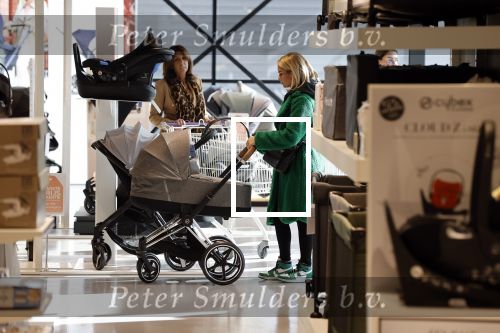 Amsterdam 7 oktober 2021
Rachel Hazes , Sarah v Soelen en haar moeder Rebecca v Soelen bij de prenetal babywinkel in Amstedam zuid oost.