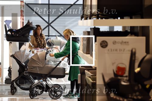 Amsterdam 7 oktober 2021
Rachel Hazes , Sarah v Soelen en haar moeder Rebecca v Soelen bij de prenetal babywinkel in Amstedam zuid oost.