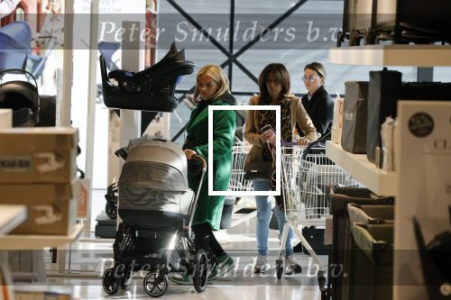 Amsterdam 7 oktober 2021
Rachel Hazes , Sarah v Soelen en haar moeder Rebecca v Soelen bij de prenetal babywinkel in Amstedam zuid oost.