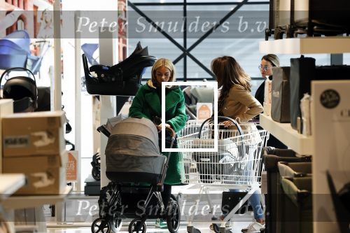Amsterdam 7 oktober 2021
Rachel Hazes , Sarah v Soelen en haar moeder Rebecca v Soelen bij de prenetal babywinkel in Amstedam zuid oost.