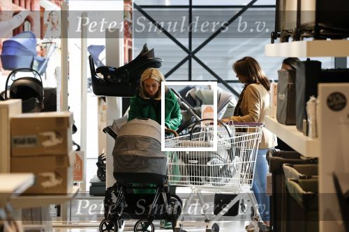 Amsterdam 7 oktober 2021
Rachel Hazes , Sarah v Soelen en haar moeder Rebecca v Soelen bij de prenetal babywinkel in Amstedam zuid oost.