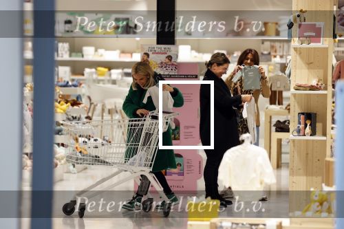 Amsterdam 7 oktober 2021
Rachel Hazes , Sarah v Soelen en haar moeder Rebecca v Soelen bij de prenetal babywinkel in Amstedam zuid oost.