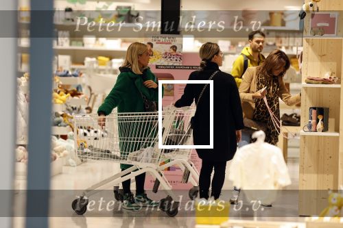 Amsterdam 7 oktober 2021
Rachel Hazes , Sarah v Soelen en haar moeder Rebecca v Soelen bij de prenetal babywinkel in Amstedam zuid oost.