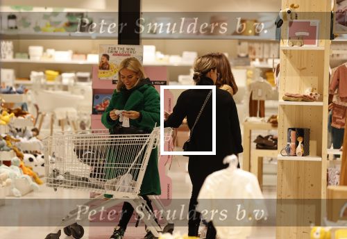 Amsterdam 7 oktober 2021
Rachel Hazes , Sarah v Soelen en haar moeder Rebecca v Soelen bij de prenetal babywinkel in Amstedam zuid oost.