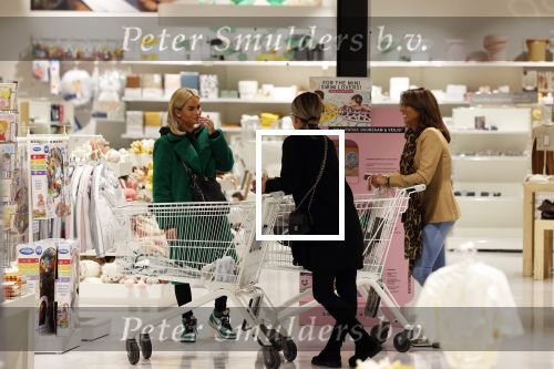 Amsterdam 7 oktober 2021
Rachel Hazes , Sarah v Soelen en haar moeder Rebecca v Soelen bij de prenetal babywinkel in Amstedam zuid oost.