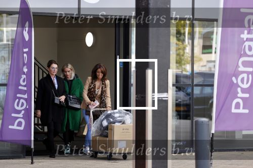 Amsterdam 7 oktober 2021
Rachel Hazes , Sarah v Soelen en haar moeder Rebecca v Soelen bij de prenetal babywinkel in Amstedam zuid oost.