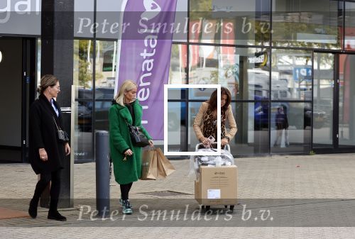 Amsterdam 7 oktober 2021
Rachel Hazes , Sarah v Soelen en haar moeder Rebecca v Soelen bij de prenetal babywinkel in Amstedam zuid oost.