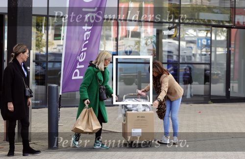 Amsterdam 7 oktober 2021
Rachel Hazes , Sarah v Soelen en haar moeder Rebecca v Soelen bij de prenetal babywinkel in Amstedam zuid oost.
