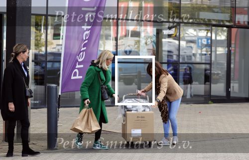 Amsterdam 7 oktober 2021
Rachel Hazes , Sarah v Soelen en haar moeder Rebecca v Soelen bij de prenetal babywinkel in Amstedam zuid oost.