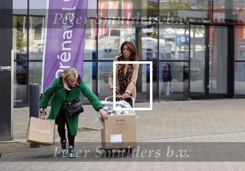 Amsterdam 7 oktober 2021
Rachel Hazes , Sarah v Soelen en haar moeder Rebecca v Soelen bij de prenetal babywinkel in Amstedam zuid oost.