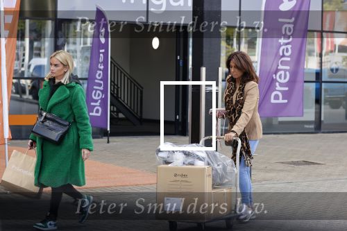 Amsterdam 7 oktober 2021
Rachel Hazes , Sarah v Soelen en haar moeder Rebecca v Soelen bij de prenetal babywinkel in Amstedam zuid oost.