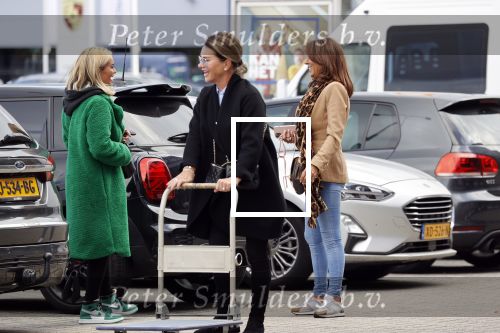 Amsterdam 7 oktober 2021
Rachel Hazes , Sarah v Soelen en haar moeder Rebecca v Soelen bij de prenetal babywinkel in Amstedam zuid oost.