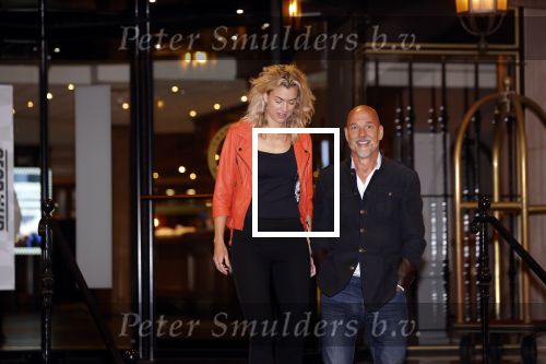Noordwijk 4 september 2021
Rob Kamphues en zijn nieuwe vriendin Kristi verlaten Hotel Huis ter Duin