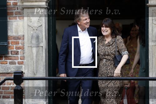 Naarden 24 september 2021
Nina ten Brink de dochter van Robert ten Brink en zijn vrouw Roos trouwt in het gemeentehuis van Naarden Vesting met haar man Laurens Jan . Ze arriveren in een bakfiets.
