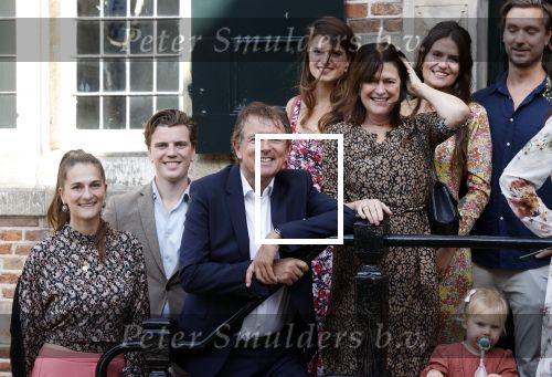 Naarden 24 september 2021
Nina ten Brink de dochter van Robert ten Brink en zijn vrouw Roos trouwt in het gemeentehuis van Naarden Vesting met haar man Laurens Jan . Ze arriveren in een bakfiets.