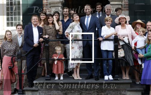 Naarden 24 september 2021
Nina ten Brink de dochter van Robert ten Brink en zijn vrouw Roos trouwt in het gemeentehuis van Naarden Vesting met haar man Laurens Jan . Ze arriveren in een bakfiets.