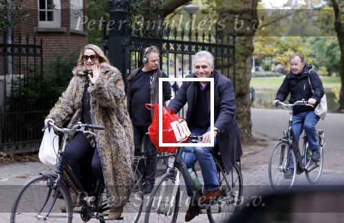 Amsterdam 16 oktober 2021
Robert en Claudia Schoemacher op de fiets bij het vondelpark