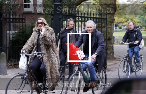 Amsterdam 16 oktober 2021
Robert en Claudia Schoemacher op de fiets bij het vondelpark