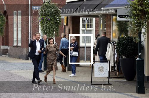 Naarden 24 september 2021
Nina ten Brink de dochter van Robert ten Brink en zijn vrouw Roos trouwt in het gemeentehuis van Naarden Vesting met haar man Laurens Jan . Ze arriveren in een bakfiets.