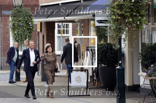 Naarden 24 september 2021
Nina ten Brink de dochter van Robert ten Brink en zijn vrouw Roos trouwt in het gemeentehuis van Naarden Vesting met haar man Laurens Jan . Ze arriveren in een bakfiets.