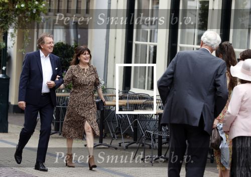 Naarden 24 september 2021
Nina ten Brink de dochter van Robert ten Brink en zijn vrouw Roos trouwt in het gemeentehuis van Naarden Vesting met haar man Laurens Jan . Ze arriveren in een bakfiets.